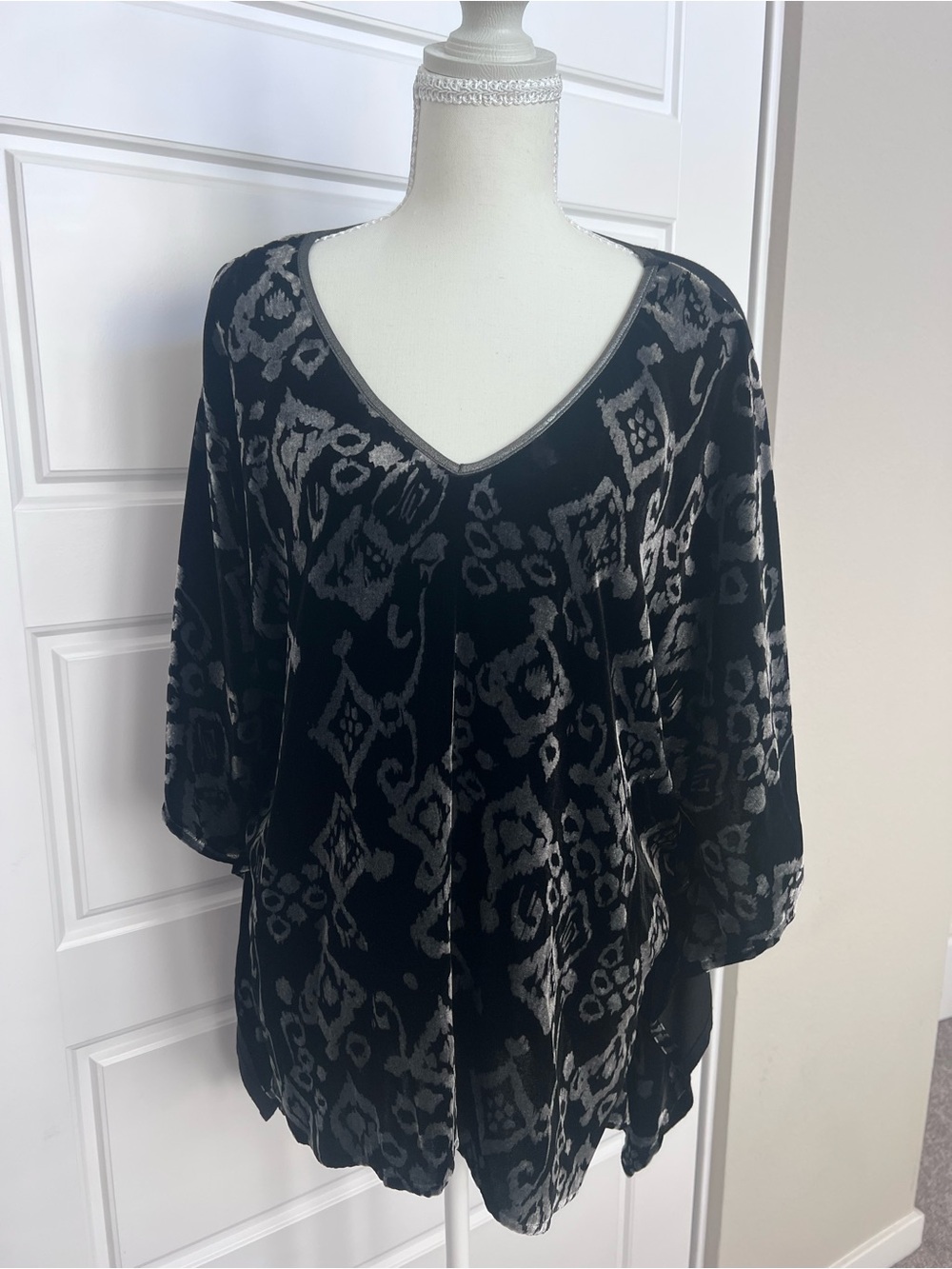 Karen Kane Black & Gray V-Neck Patterned Tunic